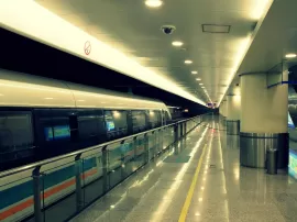 Descubre las principales estaciones de la línea 7 de metro en Barcelona y Madrid
