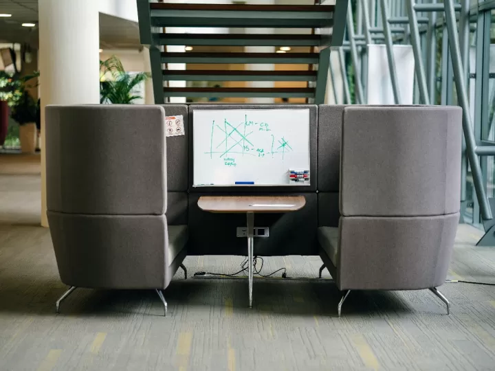 como se escribe mobiliario o moviliario