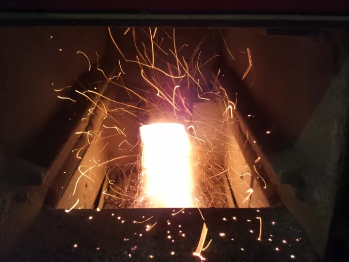 cuantos kilos de pellets consume una caldera al dia