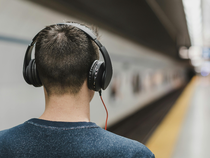 La influencia de la música en la vida cotidiana: ¿Por qué algunas personas la escuchan constantemente?