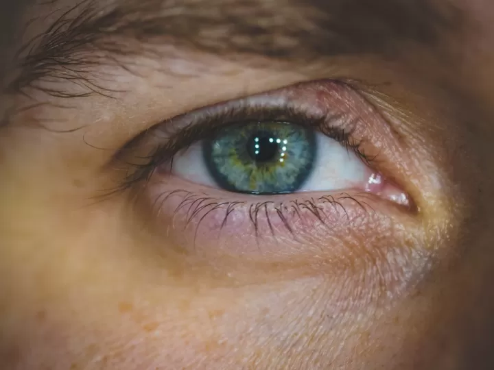 mejor contorno de ojos 50 años