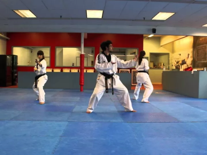 Taekwondo formación, 4º poomsae taeguk sa chang